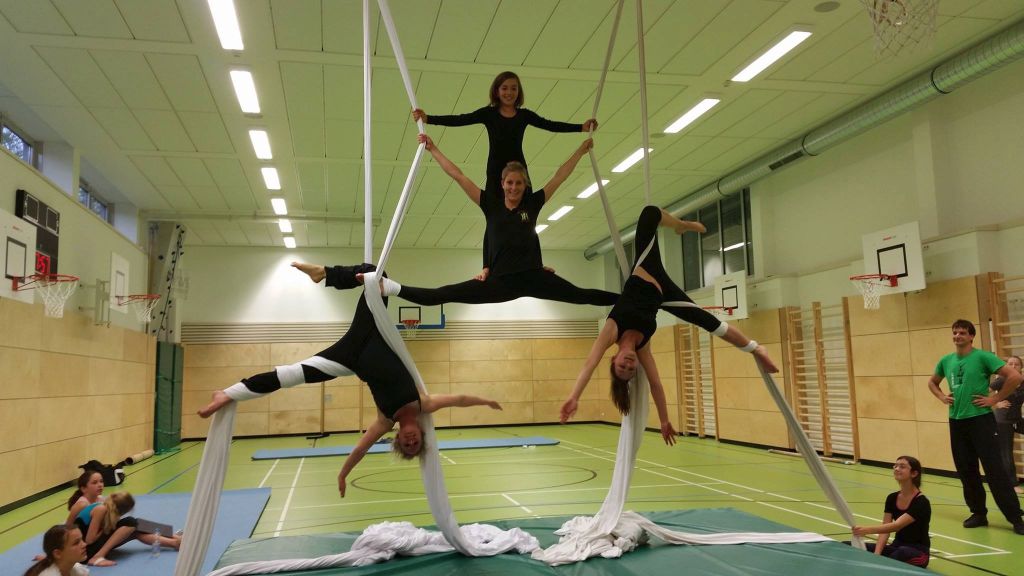 Schnupperkurs am Vertikaltuch Schnupperkurs am Vertikaltuch
